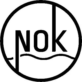Isotipo NOK de Not Only Kite: letras dentro de un círculo con una línea de ola